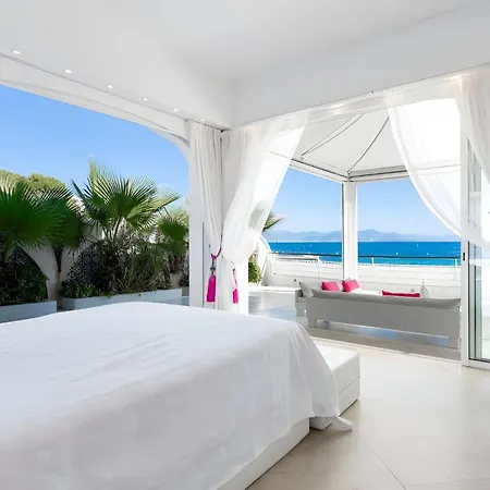 Pieds Dans L'eau Au Cap D'antibes